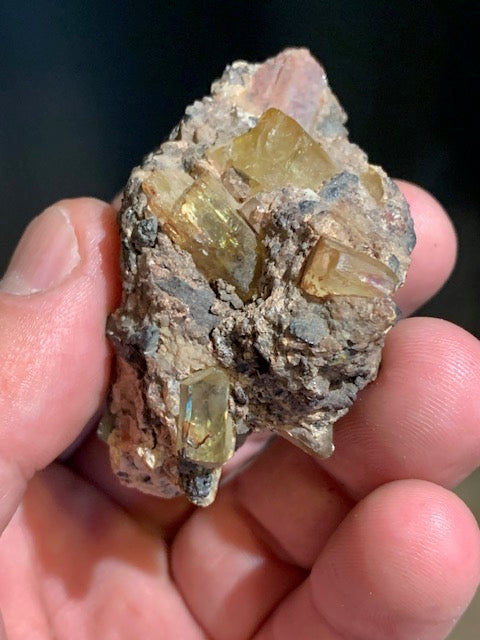 Apatite jaune sur Orthose, spécimen brut - 55 x 50 x 33 mm - 81,8 gr.