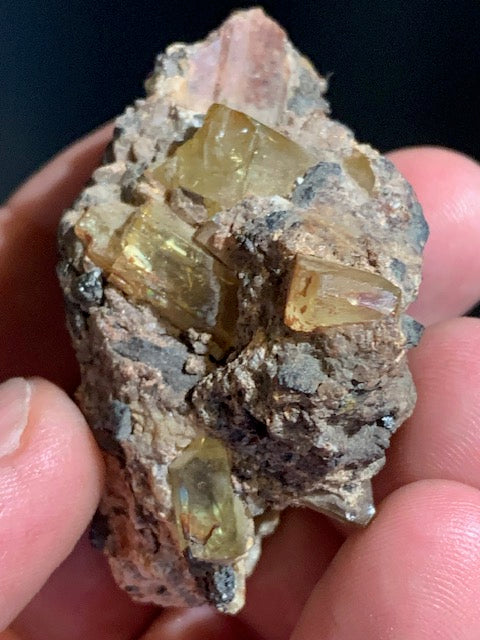Apatite jaune sur Orthose, spécimen brut - 55 x 50 x 33 mm - 81,8 gr.