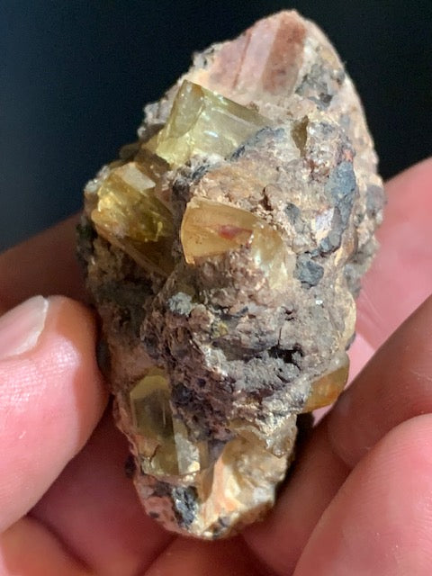 Apatite jaune sur Orthose, spécimen brut - 55 x 50 x 33 mm - 81,8 gr.