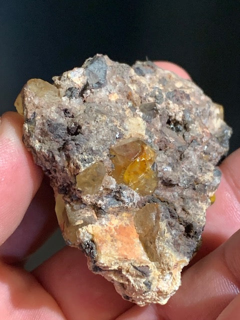 Apatite jaune sur Orthose, spécimen brut - 55 x 50 x 33 mm - 81,8 gr.