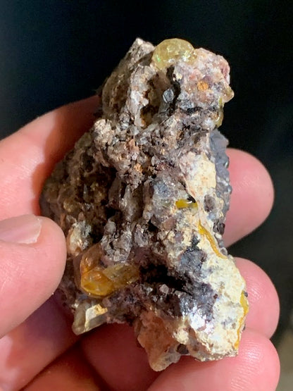Apatite jaune sur Orthose, spécimen brut - 55 x 50 x 33 mm - 81,8 gr.