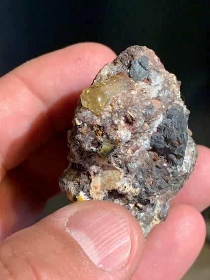 Apatite jaune sur Orthose, spécimen brut - 55 x 50 x 33 mm - 81,8 gr.