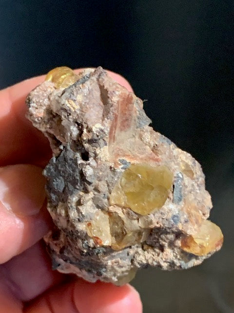 Apatite jaune sur Orthose, spécimen brut - 55 x 50 x 33 mm - 81,8 gr.