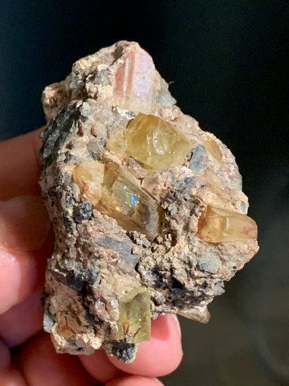 Apatite jaune sur Orthose, spécimen brut - 55 x 50 x 33 mm - 81,8 gr.