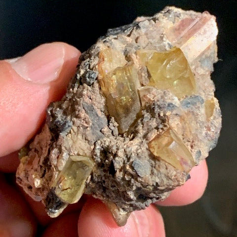 Apatite jaune sur Orthose, spécimen brut - 55 x 50 x 33 mm - 81,8 gr.