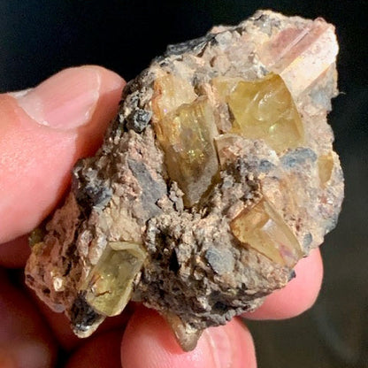 Apatite jaune sur Orthose, spécimen brut - 55 x 50 x 33 mm - 81,8 gr.