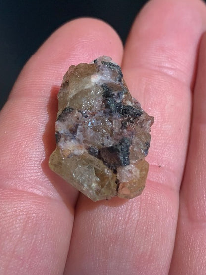 Apatite jaune, spécimen brut - 27 x 19 x 16 mm - 8,5 gr.