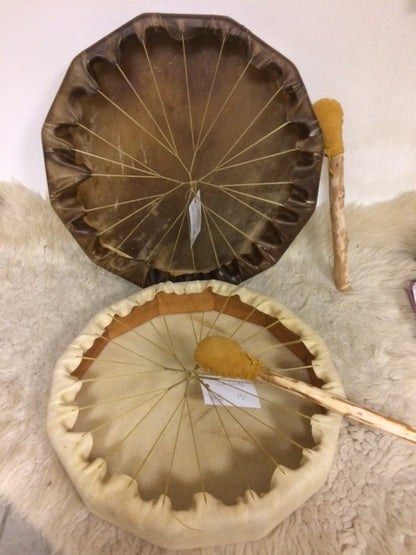 Shamanic drum made by the Indians in Quebec, bison skin, Ø 50 cm. Sold with a suitable mallet, a true work of art, perfect! 