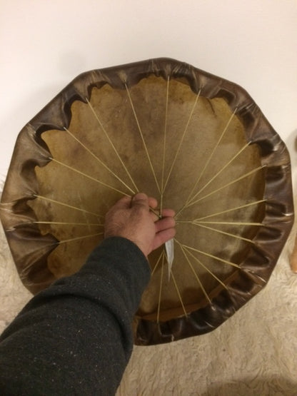 Shamanic drum made by the Indians in Quebec, bison skin, Ø 50 cm. Sold with a suitable mallet, a true work of art, perfect! 