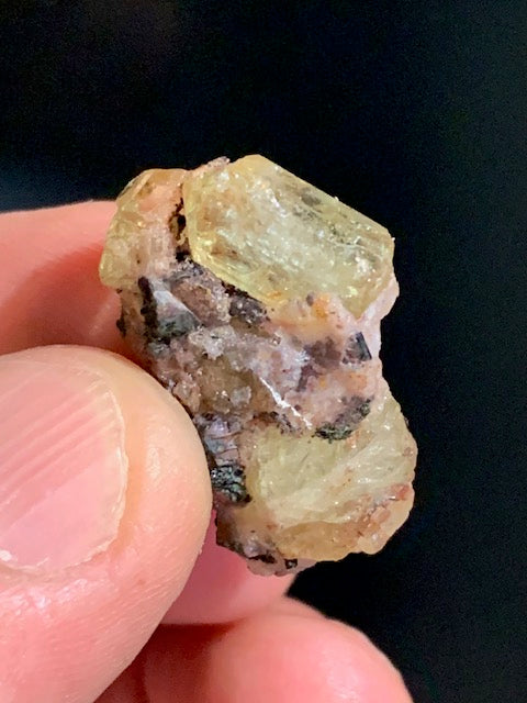Apatite jaune, spécimen brut - 27 x 19 x 16 mm - 8,5 gr.