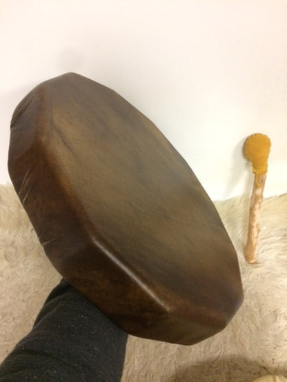 Shamanic drum made by the Indians in Quebec, bison skin, Ø 50 cm. Sold with a suitable mallet, a true work of art, perfect! 