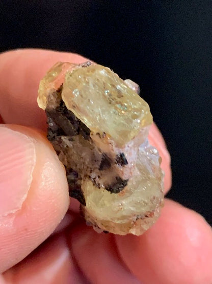 Apatite jaune, spécimen brut - 27 x 19 x 16 mm - 8,5 gr.