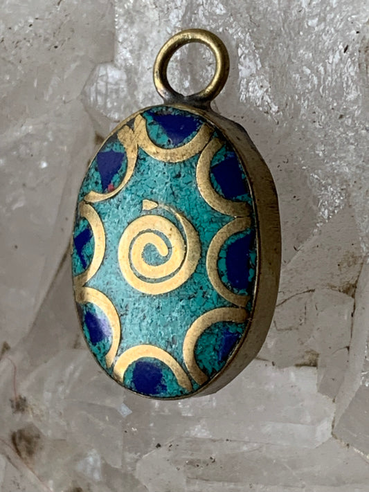 Turquoise et lapis lazuli sertis sur pendentif en métal argenté de type laiton. 20 millimètres de hauteur x 15 de largeur x 5 d'épaisseur. Vendu avec cordon noir réglable offert !