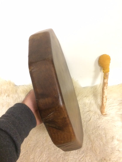 Shamanic drum made by the Indians in Quebec, bison skin, Ø 50 cm. Sold with a suitable mallet, a true work of art, perfect! 