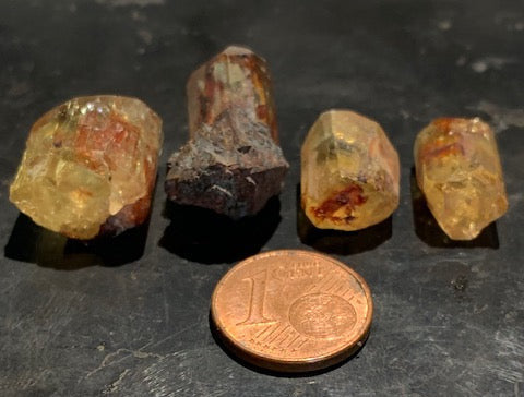 Apatite jaune, cristaux naturels bruts, vente au choix - Environ 15 x 9 x 8 mm - 2 à 5 gr.