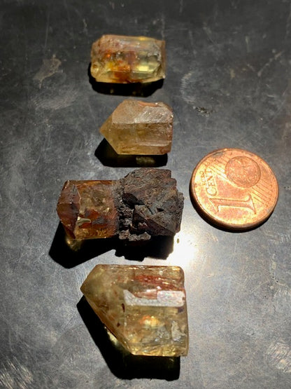 Apatite jaune, cristaux naturels bruts, vente au choix - Environ 15 x 9 x 8 mm - 2 à 5 gr.