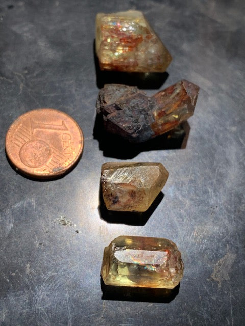 Apatite jaune, cristaux naturels bruts, vente au choix - Environ 15 x 9 x 8 mm - 2 à 5 gr.