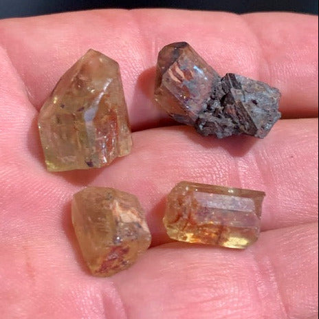 Apatite jaune, cristaux naturels bruts, vente au choix - Environ 15 x 9 x 8 mm - 2 à 5 gr.