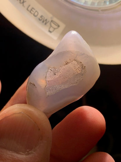 Agate Polyédrique, petite géode - 36 x 25 x 20 mm - 23,4 gr.