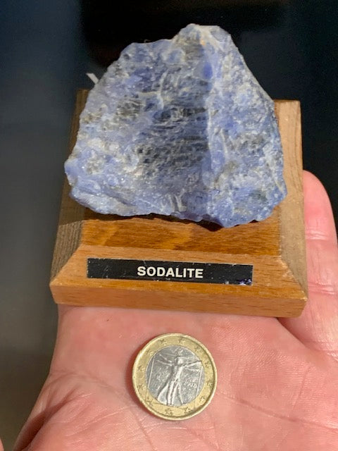Sodalite - Spécimen brut, collection ancienne sur socle en bois - 60 x 48 x 42 mm - 147,4 gr.