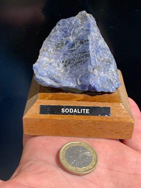 Sodalite - Spécimen brut, collection ancienne sur socle en bois - 60 x 48 x 42 mm - 147,4 gr.