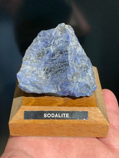 Sodalite - Spécimen brut, collection ancienne sur socle en bois - 60 x 48 x 42 mm - 147,4 gr.