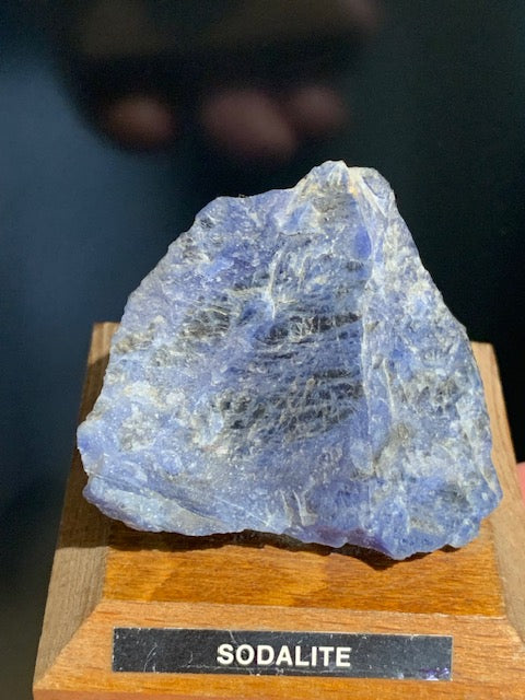 Sodalite - Spécimen brut, collection ancienne sur socle en bois - 60 x 48 x 42 mm - 147,4 gr.