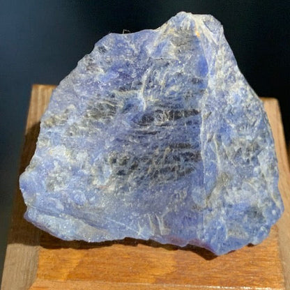 Sodalite - Spécimen brut, collection ancienne sur socle en bois - 60 x 48 x 42 mm - 147,4 gr.
