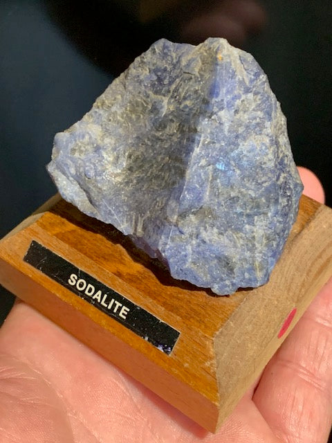 Sodalite - Spécimen brut, collection ancienne sur socle en bois - 60 x 48 x 42 mm - 147,4 gr.