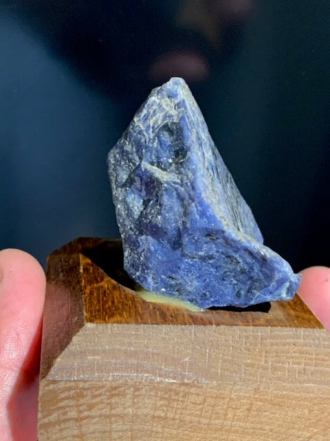 Sodalite - Spécimen brut, collection ancienne sur socle en bois - 60 x 48 x 42 mm - 147,4 gr.
