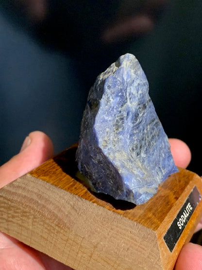 Sodalite - Spécimen brut, collection ancienne sur socle en bois - 60 x 48 x 42 mm - 147,4 gr.
