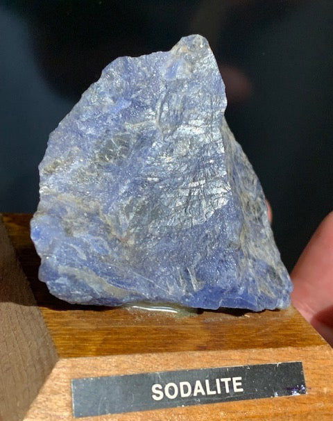 Sodalite - Spécimen brut, collection ancienne sur socle en bois - 60 x 48 x 42 mm - 147,4 gr.