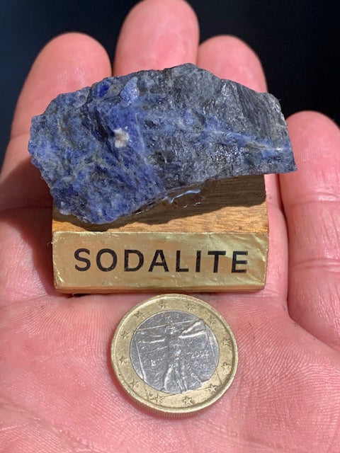 Sodalite - Spécimen brut, collection ancienne sur socle en bois - 50 x 27 x 22 mm - 36,8 gr.