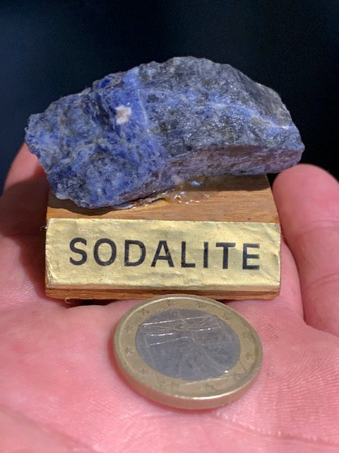 Sodalite - Spécimen brut, collection ancienne sur socle en bois - 50 x 27 x 22 mm - 36,8 gr.