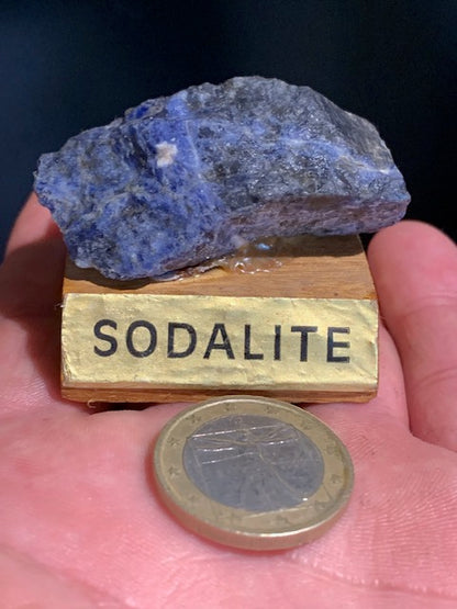 Sodalite - Spécimen brut, collection ancienne sur socle en bois - 50 x 27 x 22 mm - 36,8 gr.