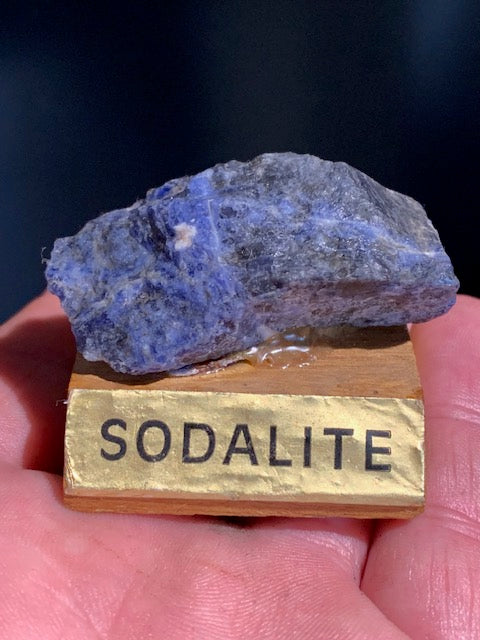 Sodalite - Spécimen brut, collection ancienne sur socle en bois - 50 x 27 x 22 mm - 36,8 gr.