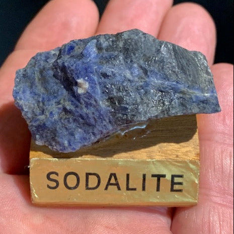 Sodalite - Spécimen brut, collection ancienne sur socle en bois - 50 x 27 x 22 mm - 36,8 gr.