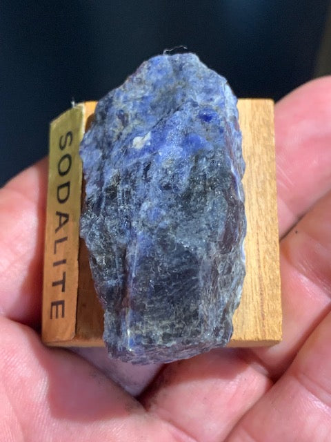 Sodalite - Spécimen brut, collection ancienne sur socle en bois - 50 x 27 x 22 mm - 36,8 gr.