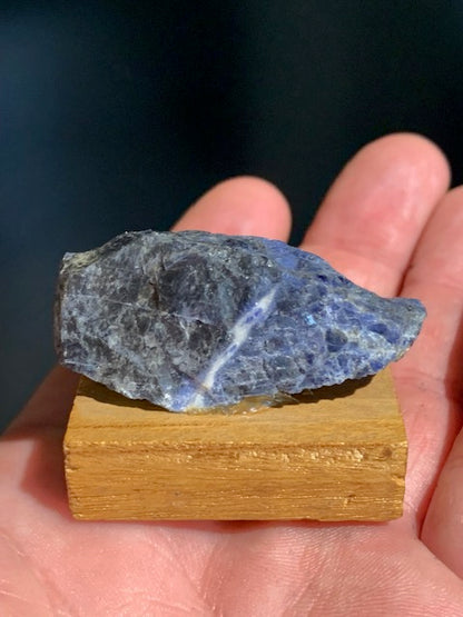 Sodalite - Spécimen brut, collection ancienne sur socle en bois - 50 x 27 x 22 mm - 36,8 gr.