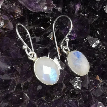 Boucles d'oreilles en labradorite blanche/ péristérite, cabochon sertis de formes rondes, qualité AA à AAA. Vendu en finition Argent, parfait !