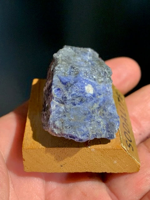 Sodalite - Spécimen brut, collection ancienne sur socle en bois - 50 x 27 x 22 mm - 36,8 gr.
