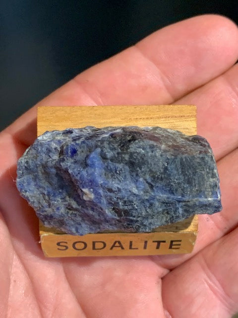 Sodalite - Spécimen brut, collection ancienne sur socle en bois - 50 x 27 x 22 mm - 36,8 gr.
