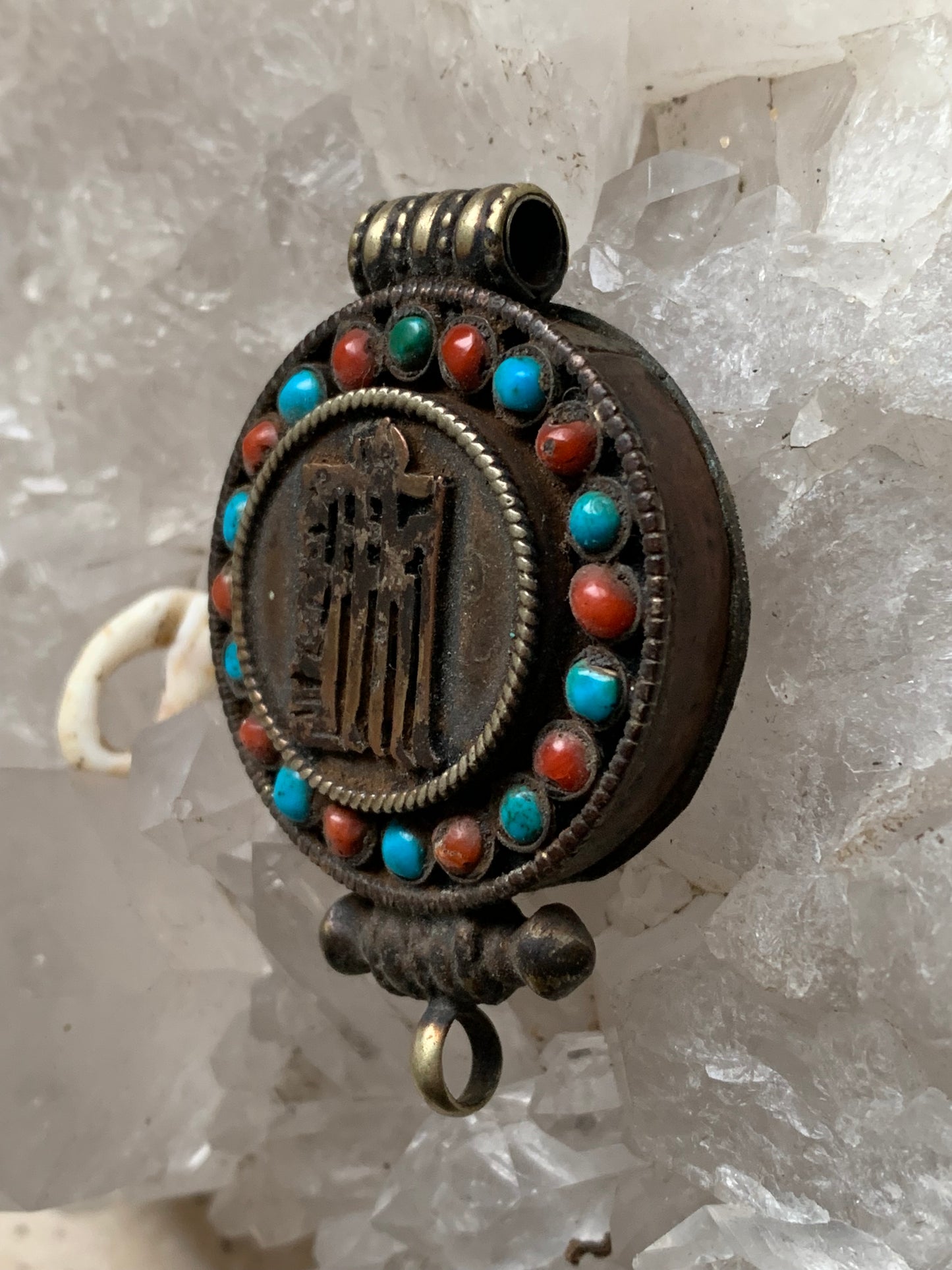 Pendentif/ Reliquaire artisanal du Népal avec pierres de turquoise et de corail sertis sur métal avec jolie gravure du Om ! De 52 millimètres de hauteur x 35 mm de largeur x 11 d'épaisseur. Vendu avec cordon noir réglable offert, parfait !