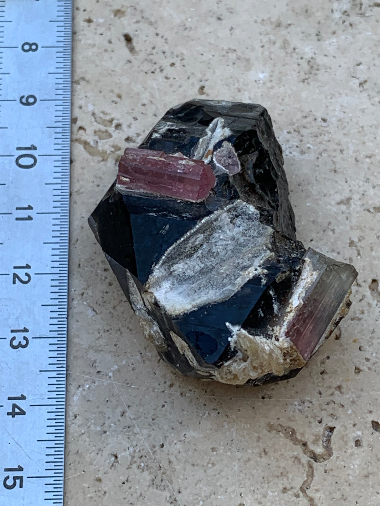 Quartz Morion / Quartz Fumé avec Tourmaline Rubellite, spécimen naturel de 50 x 37 x 24mm - 37,5 grammes. Belle petite pièce !
