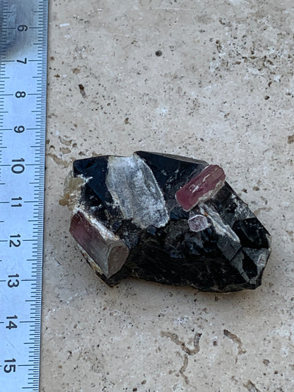 Quartz Morion / Quartz Fumé avec Tourmaline Rubellite, spécimen naturel de 50 x 37 x 24mm - 37,5 grammes. Belle petite pièce !