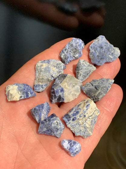 Sodalite - Spécimens bruts, lot de 30 gr./  ± 20 x 15 x 0,7 mm