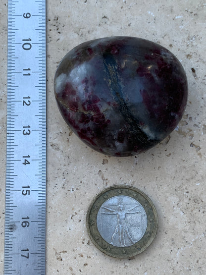 Tourmaline Rubellite, galet de 42 x 40 x 22mm - 50,5 grammes. Une très belle et unique pièce !