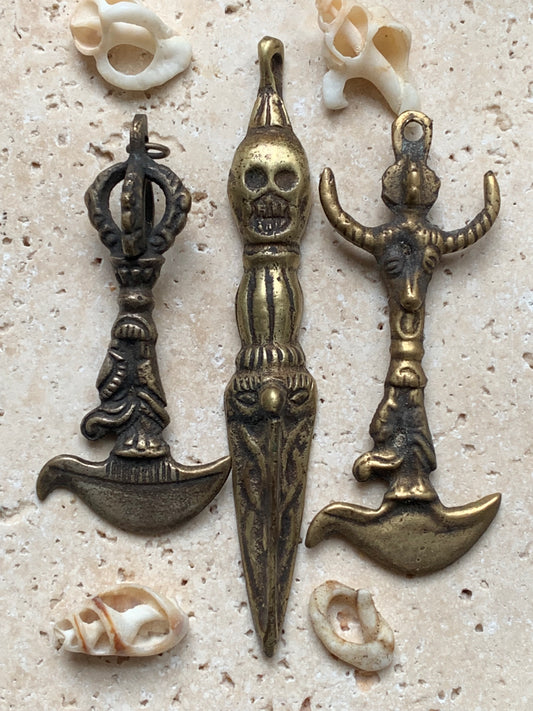 Pendentifs anciens artisanaux du Népal, 3 modèles au choix sculptés dans du laiton, symbole de Phurba* (couteau de rituel), De 60, 70 et 90 millimètres de hauteur. Vendu avec cordon noir réglable offert, parfait !