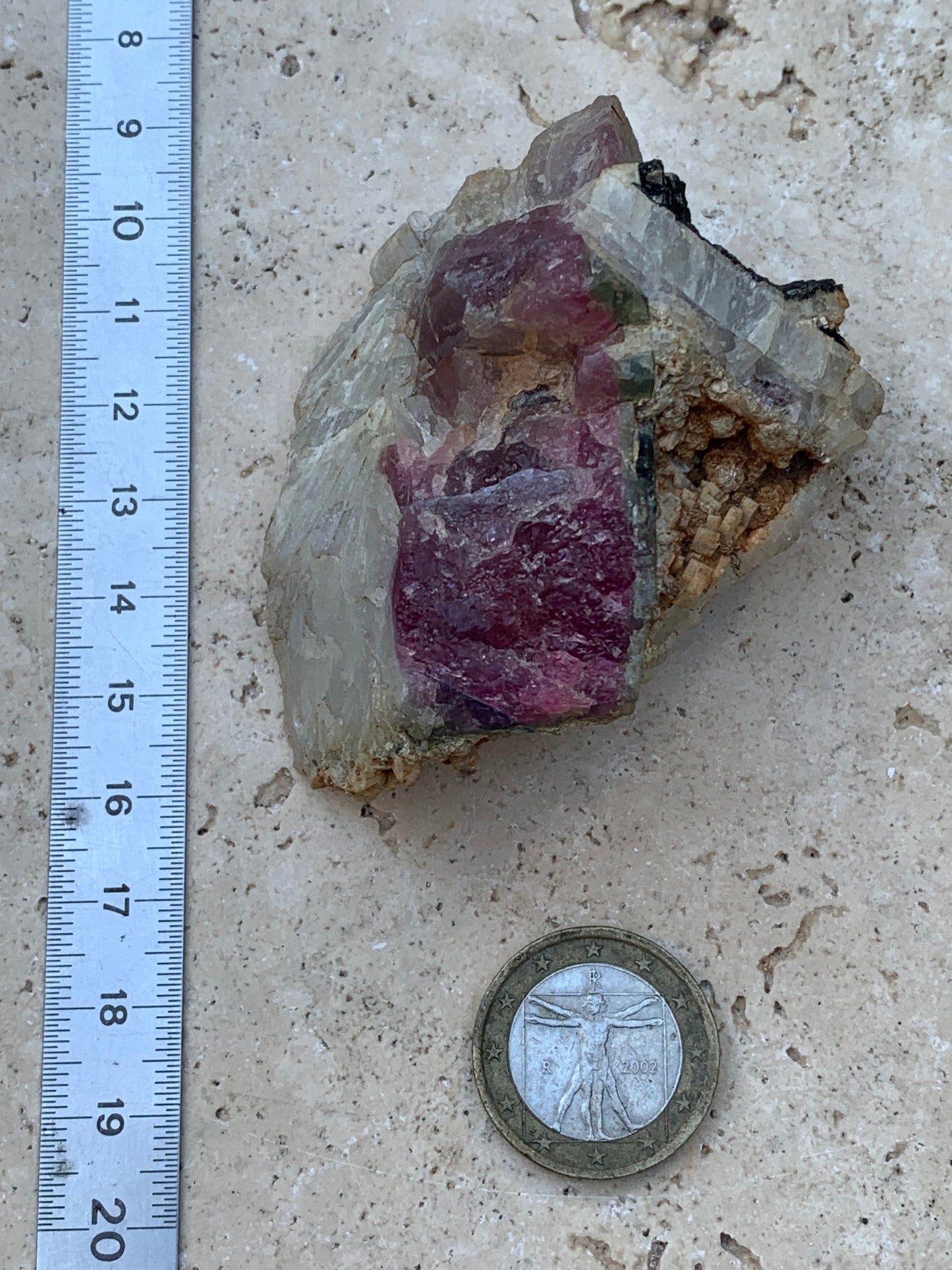 Tourmaline Rubellite, 58 x 50 x 43mm - 136,2 grammes. Une très belle petite pièce !