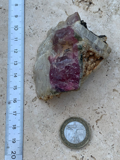 Tourmaline Rubellite, 58 x 50 x 43mm - 136,2 grammes. Une très belle petite pièce !